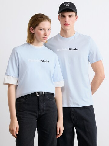 Tricou de la Calvin Klein Jeans pe albastru: față