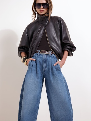 Barrel Jeans con pieghe di Friends Like These in blu