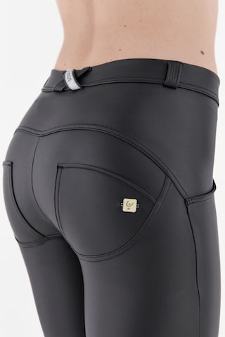 Freddy Skinny Pants in Black