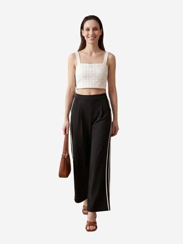 Wide leg Pantaloni con pieghe di My fashion in nero