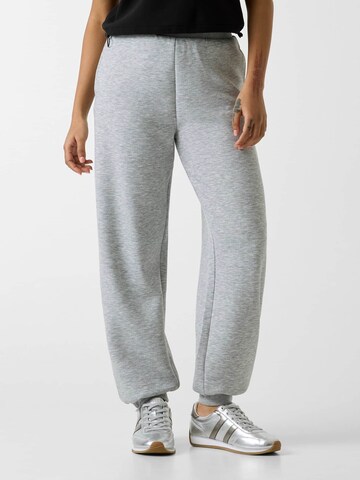 GUESS Tapered Hose in Grau: Vorderseite