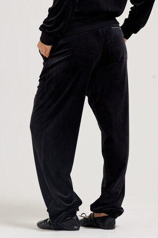 Juicy Couture Tapered Hose in Schwarz