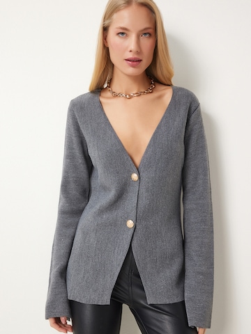 Happiness İstanbul Strickjacke in Grau: Vorderseite