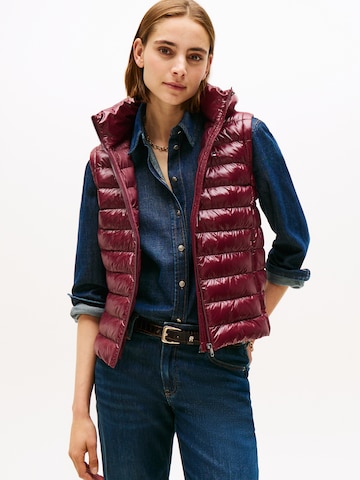 Gilet TOMMY HILFIGER en rouge : devant