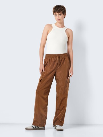 Effilé Pantalon cargo 'SKY' Noisy may en marron