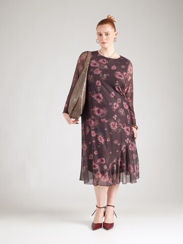 ONLY Carmakoma - Vestido 'CARLoura' en marrón: frente