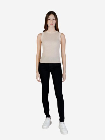 Top 'SL FRANCINE SMOCK HOTFIX TOP W6GP14 K2940' di GUESS in beige