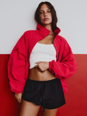 Giacca di mezza stagione di Bershka in rosso: frontale
