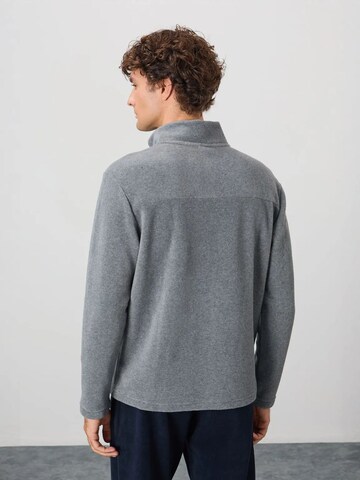 Tommy Life Sweater in Grey