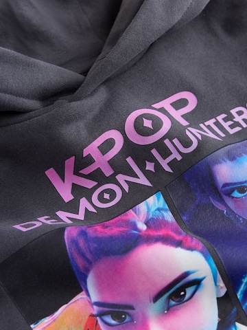 Next Sweatshirt 'K-Pop Demon Hunters' in Grijs