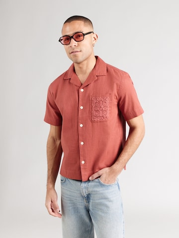 Abercrombie & Fitch Regular fit Риза в червено: отпред