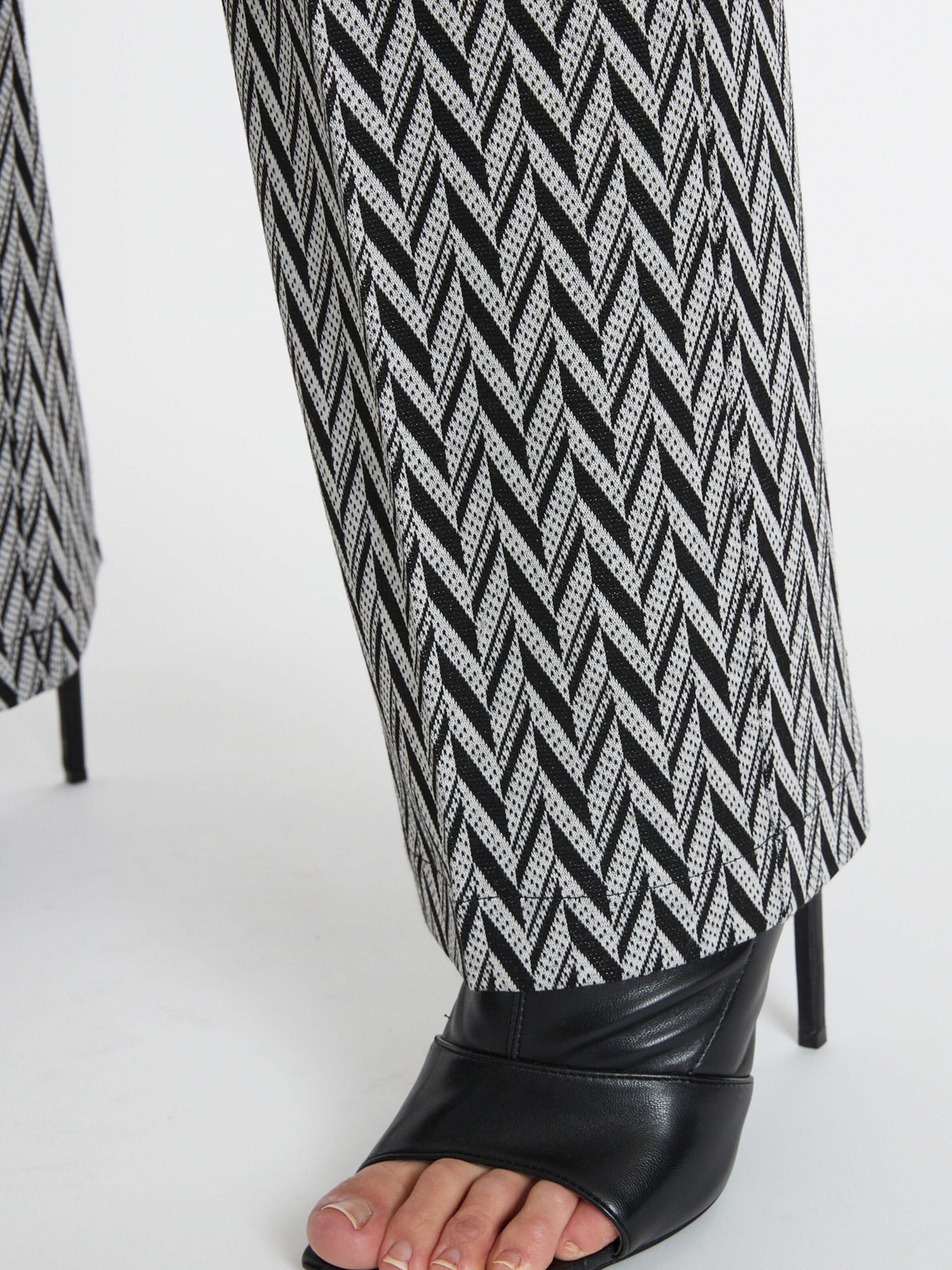 Ana Alcazar Regular Hose in Schwarz