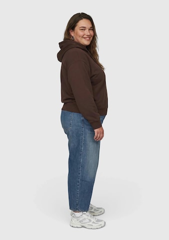 Sweat-shirt QS en marron : sur le côté