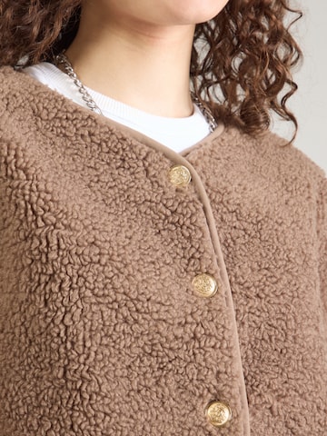 ABOUT YOU Jacke 'Emely' in Braun