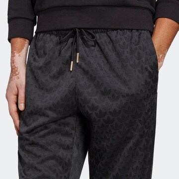 ADIDAS ORIGINALS Loosefit Broek 'Graphics Monogram' in Zwart