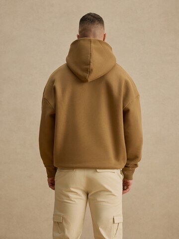 DAN FOX APPAREL Μπλούζα φούτερ 'Sebastian' σε καφέ