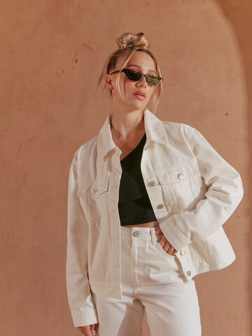 Ema Louise x ABOUT YOU Between-Season Jacket 'DORO' in White: front