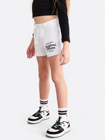 Grimelange Spodnie 'GRIMELANGE Jersey-Shorts mit Textdruck' w kolorze biały