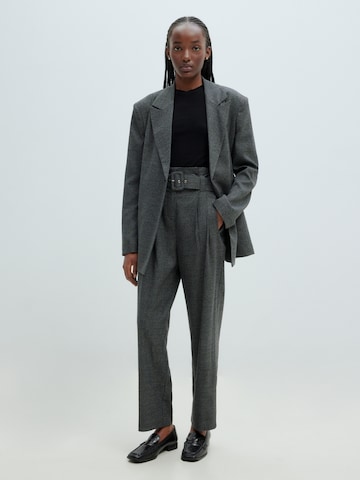 regular Pantaloni con pieghe 'Mya' di EDITED in grigio