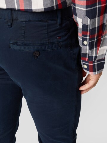 TOMMY HILFIGER Regularen Chino hlače 'Denton' | modra barva
