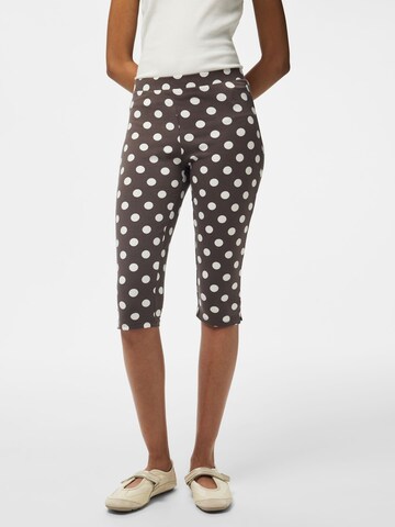 PIECES Slimfit Shorts 'PCAlli' in Braun: Vorderseite
