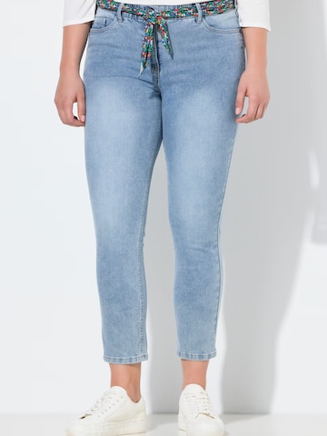 Coupe slim Jean 'SARAH' Ulla Popken en bleu : devant