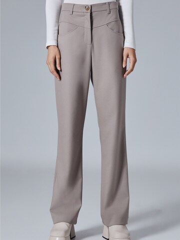 Regular Pantaloni 'Jerry' de la 4TAILORS pe gri: față