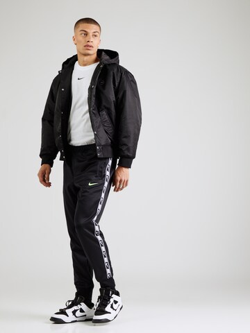 Nike Sportswear Zúžený Kalhoty 'REPEAT' – černá