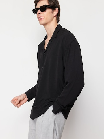 Trendyol Comfort Fit Hemd in Schwarz