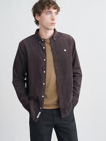 Carhartt WIP Tavaline suurus Triiksärk 'Madison', värv pruun: eest vaates