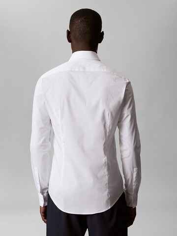 Calvin Klein - Super Slim Fit Camisa 'Essential' em branco