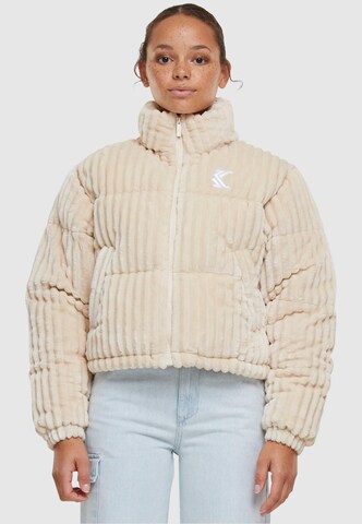 Giacca invernale di Karl Kani in beige: frontale