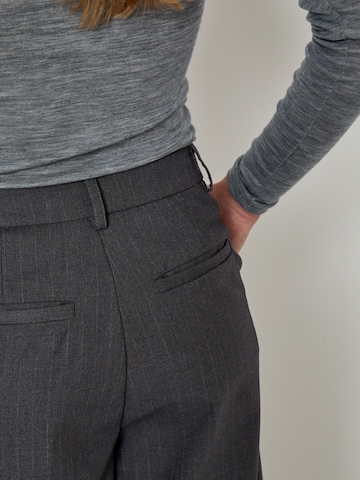 minus - Pierna ancha Pantalón 'Nancy' en gris