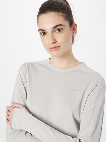 NIKE Funktionsbluse 'Pacer' i grå