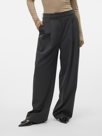 VERO MODA Wide leg Trousers in Grey: front