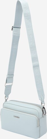 Calvin Klein Taška cez rameno - Modrá: predná strana