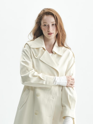 TorWeit Between-Seasons Coat 'Long Trench Coat' in White