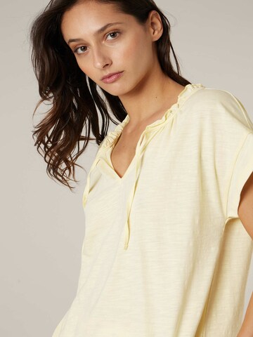 T-shirt 'Kaia' Deeluxe en jaune