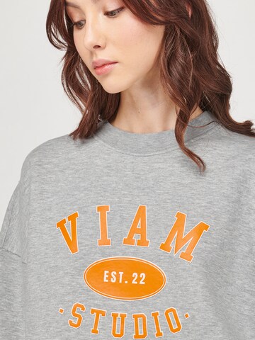 ABOUT YOU x VIAM Studio Sweatshirt 'Sporty' in Grau