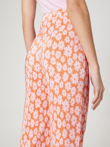 florence by mills exclusive for ABOUT YOU - Loosefit Pantalón 'Rain Showers ' en naranja