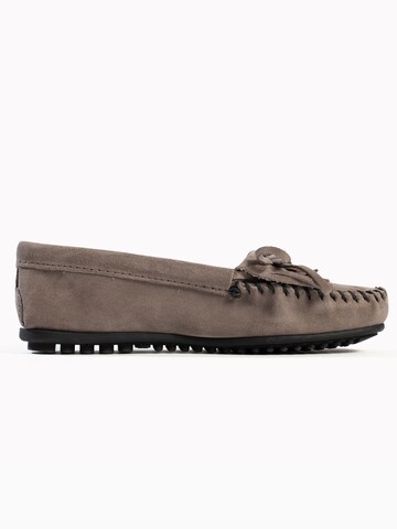 Minnetonka Mocassins 'Kilty' in Grijs