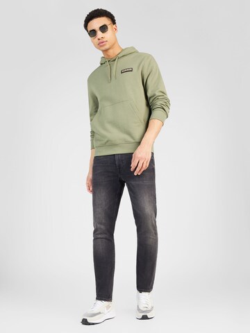 NAPAPIJRI Sweatshirt 'IAATO' in Groen