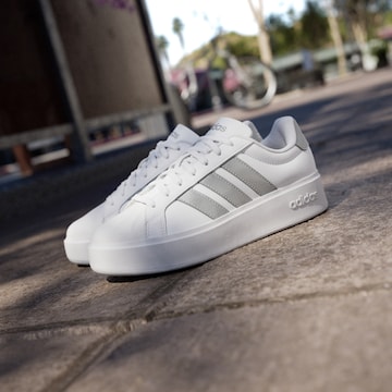 Baskets basses ADIDAS SPORTSWEAR en blanc