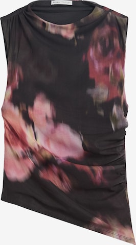 Top de la Bershka pe negru: față