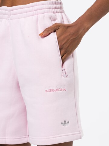 ADIDAS ORIGINALS Lużny krój Spodnie w kolorze fioletowy