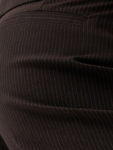 regular Pantaloni con piega frontale di Bershka in marrone