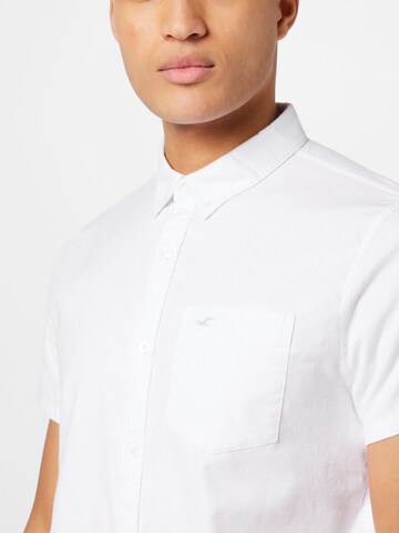 Coupe regular Chemise HOLLISTER en blanc