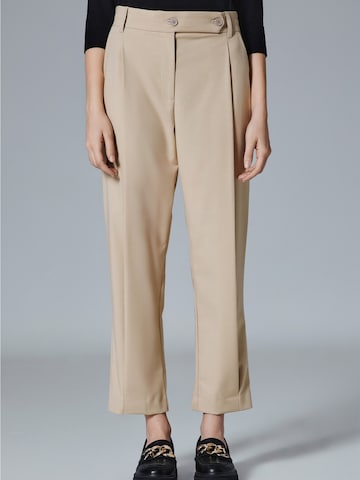 regular Pantaloni con pieghe di 4TAILORS in beige: frontale