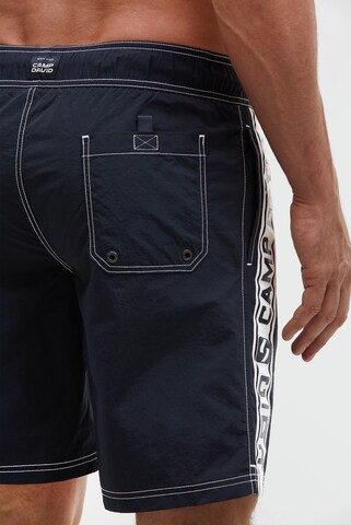CAMP DAVID Lange Badeshorts mit Logo-Tapes in Blau