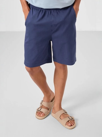 Pantalon chino Tommy Life en bleu : devant